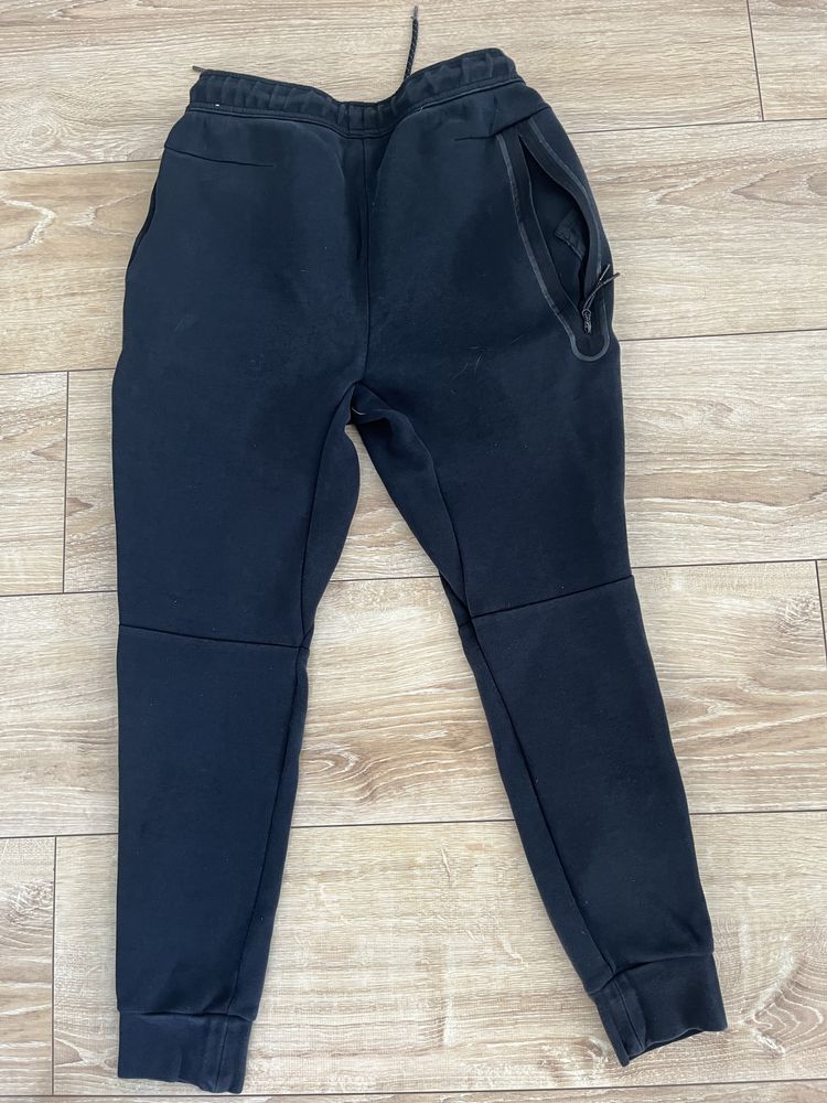 Nike Tech Fleece долнище – размер XS, отлично състояние