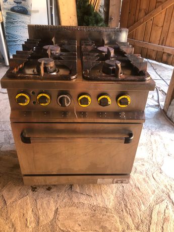 Професионална готварска печка с 4 котлона на газ, фурна на ток-немска