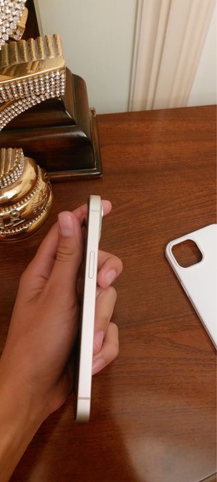 iPhone 13 Oq rang aybi rasimda