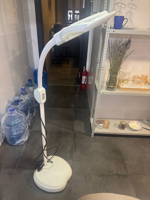 Лампа с лупой для косметологов