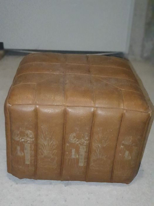 Табуретка ,мека,компактна и удобна.