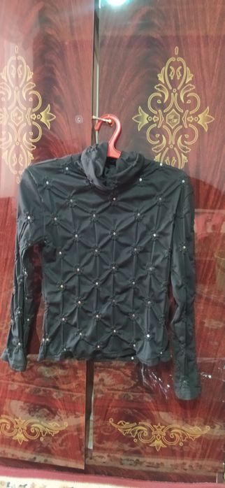 Узим кийган кийимлар. 42 размер куйлаклар, 46 размер шим,.