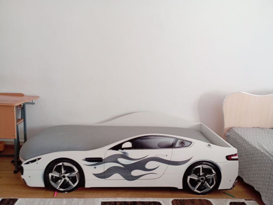 Продам детскую кровать машинку