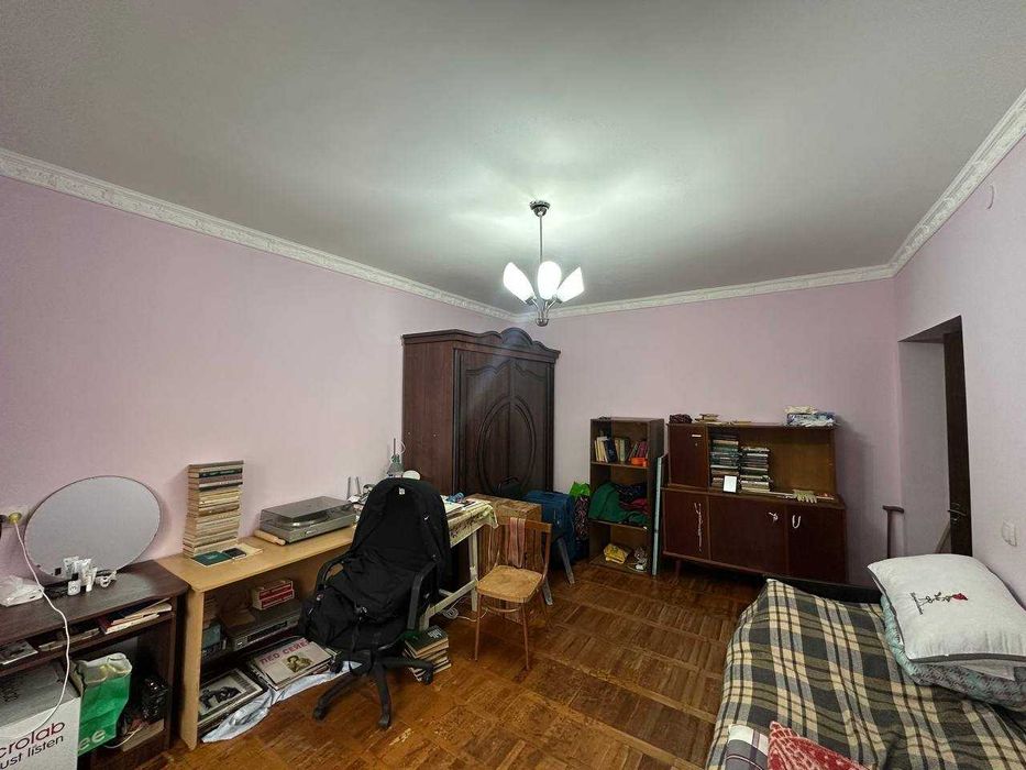 Срочно продаётся 1 комнатная квартира в кирпичном доме на 2 этаже