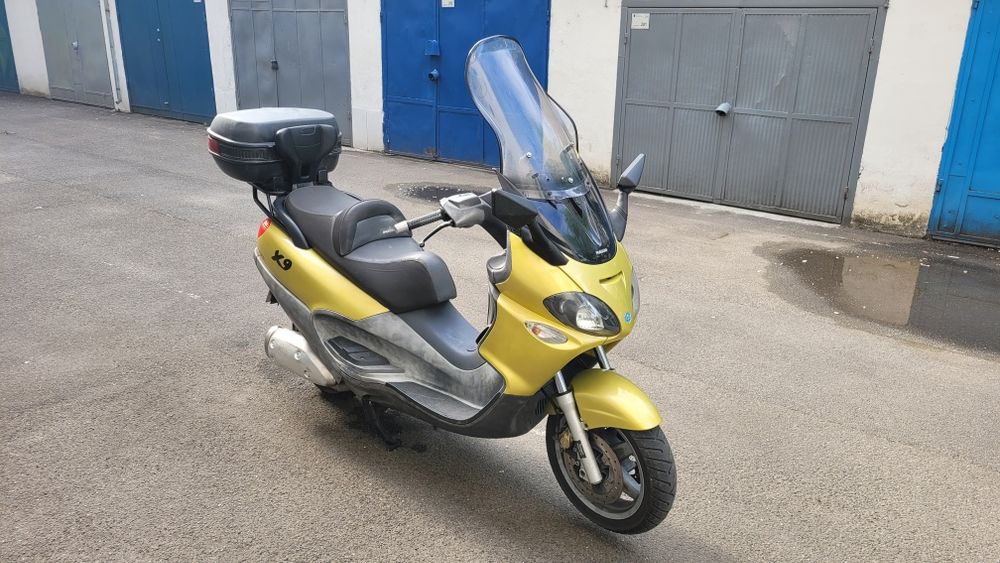 Vând Piaggio X9 500i