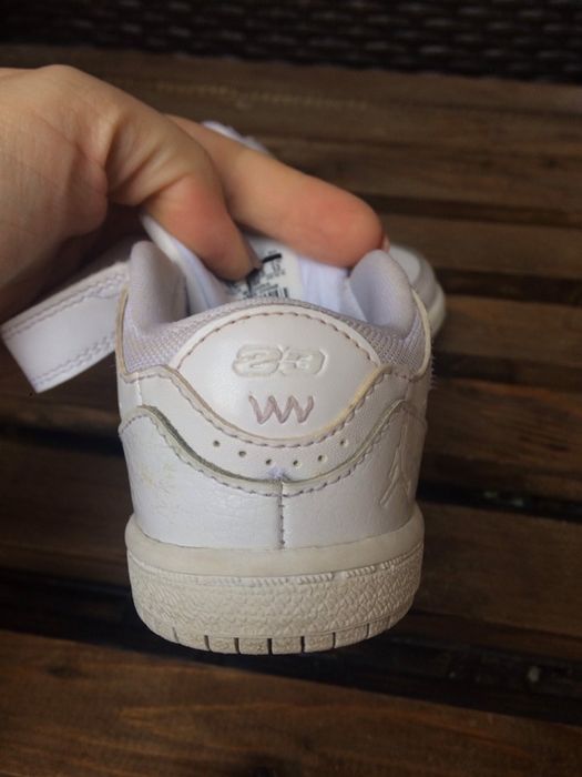 Vând adidasi Jordan pt. copii piele