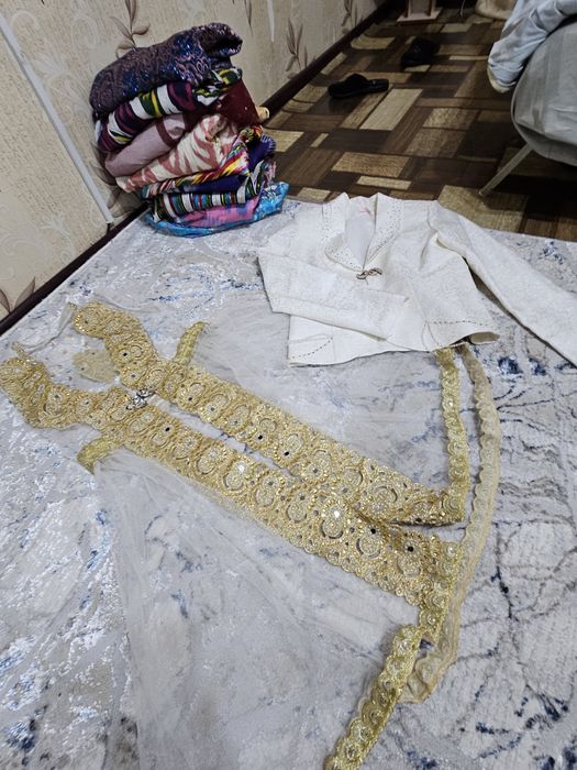 Kelin uchun kastyum va toshli setka