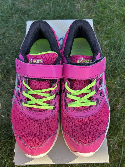 Маратонки Adidas и Asics