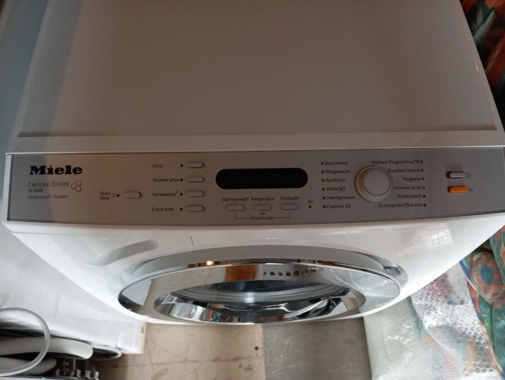 Vând mașina de spălat Miele w6566,7 kg