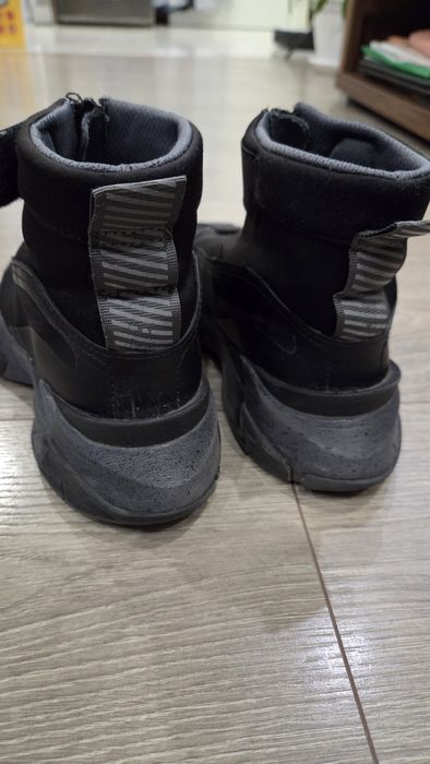 Продавам дамски високи кецове Zara