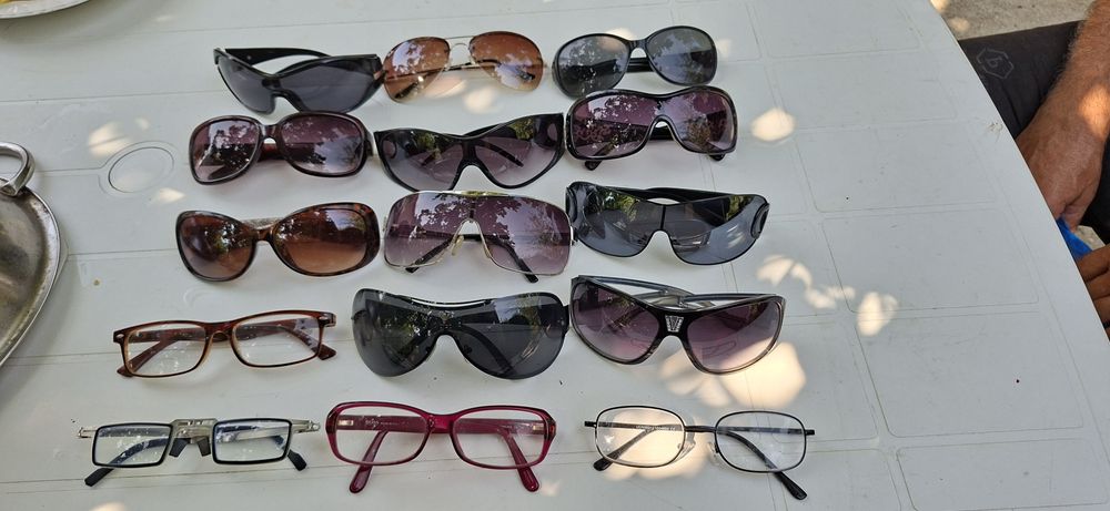 Vand perechi de ochelari