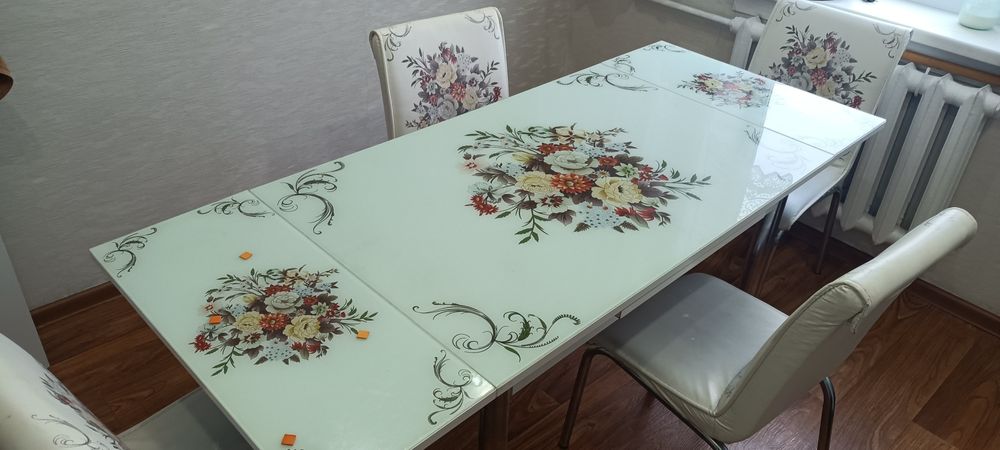 продам кухонный комплект(стол+4 стула), производство Турция