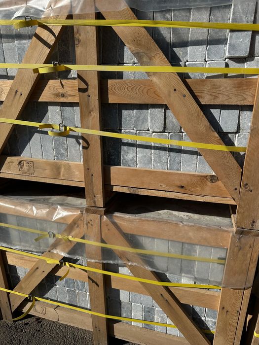 Pavaj din marmura masivă antichizata