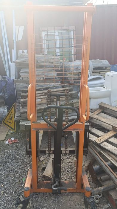 Штабелёр 2 т.в отличном состоянии