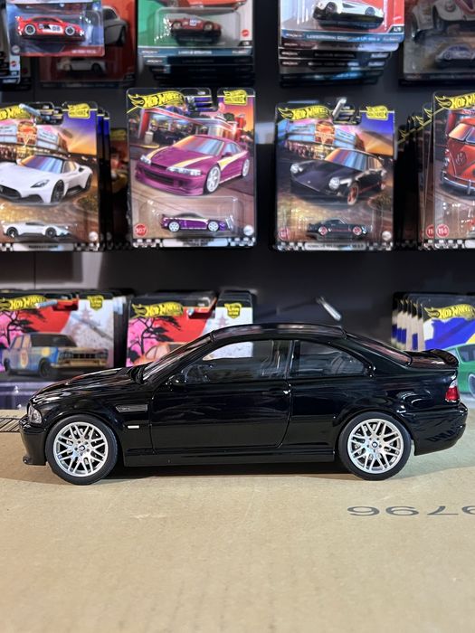 BMW M3 CSL 2003 – Norev 1:18 – Sapphire Black – Full Metal