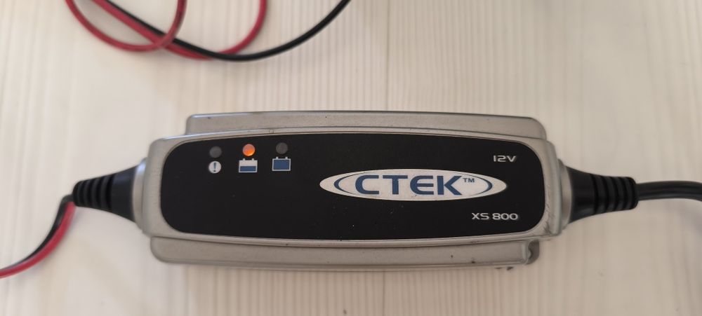 Încărcător inteligent de baterii CTEK XS 800 - moto sau auto