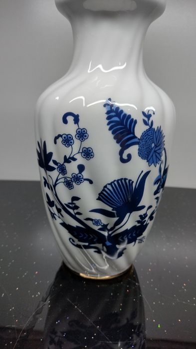 Ваза с декор син лук, без маркировка. Шарка едностранно, релеф и злато