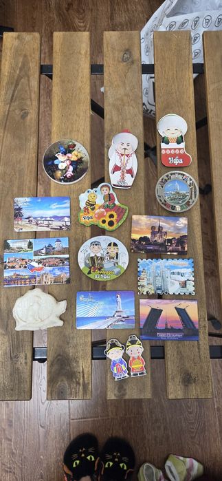 Отдам бесплатно. Магнитики разных стран, ремень для сумки большой и тд