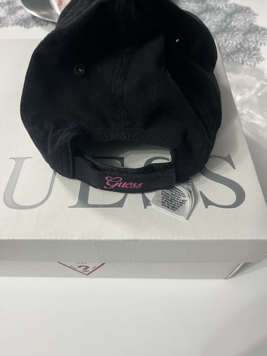 Шапка Guess слагана веднъж от детската колекция