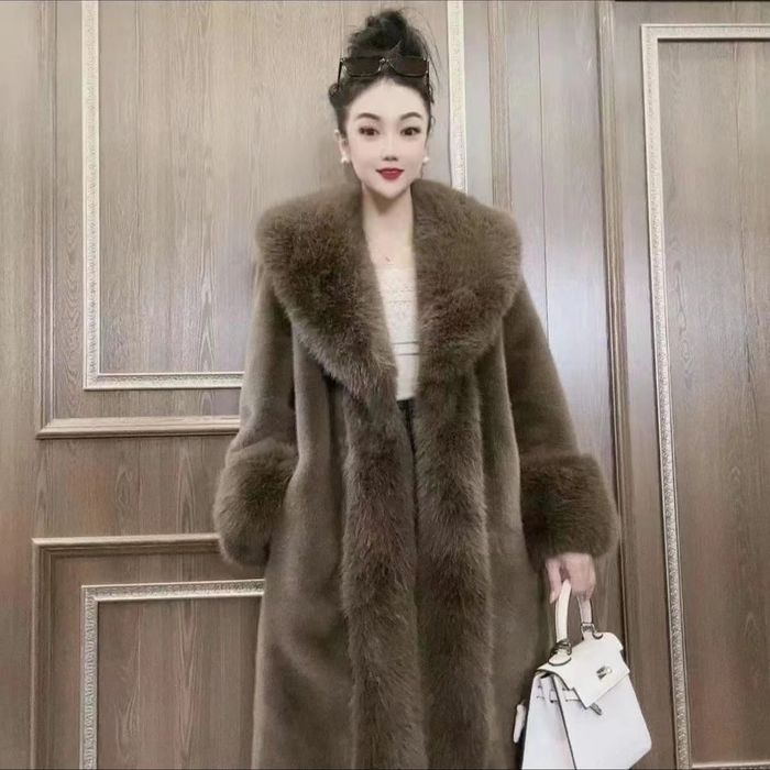 Шуба красивая качественная шоколадного цвета и черного. См. фотографии