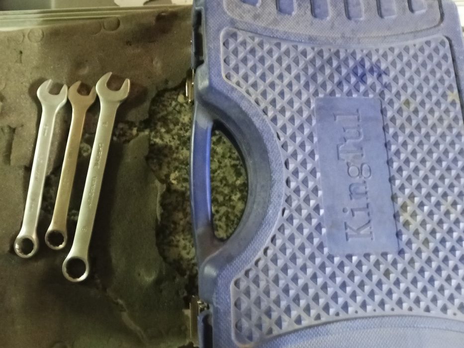 Домкрат и 2 набора инструментов.