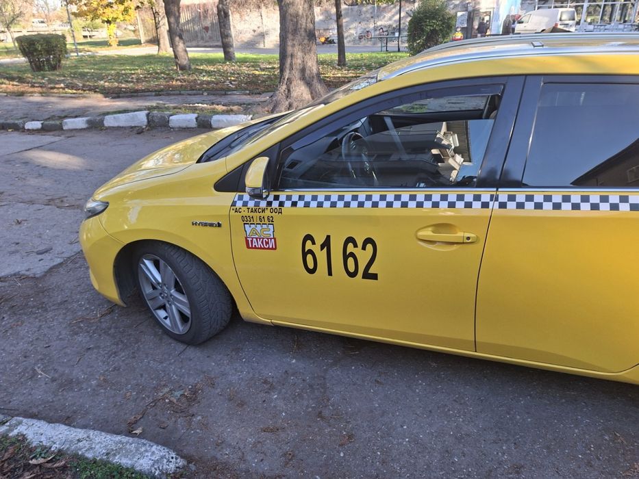 Toyota Auris 1.8 Хибрид/Газ