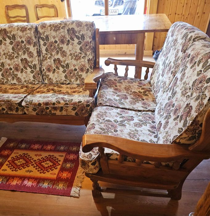 Vând două canapele fixe în stare f bună din lemn masiv  Valea Avrigulu