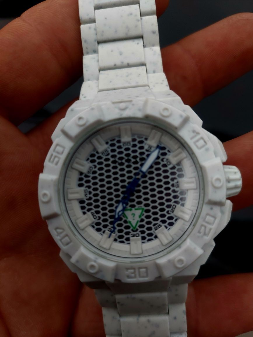 Часовник  Guess White