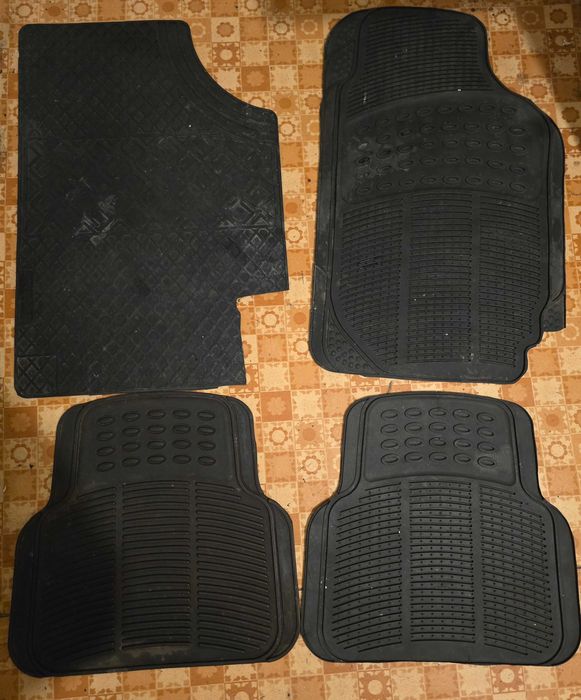4 зимни ,гумени стелки за кола