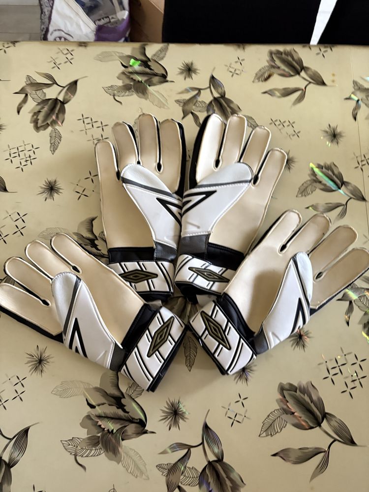 2 броя Вратарски Ръкавици Umbro / Goalkeeper gloves