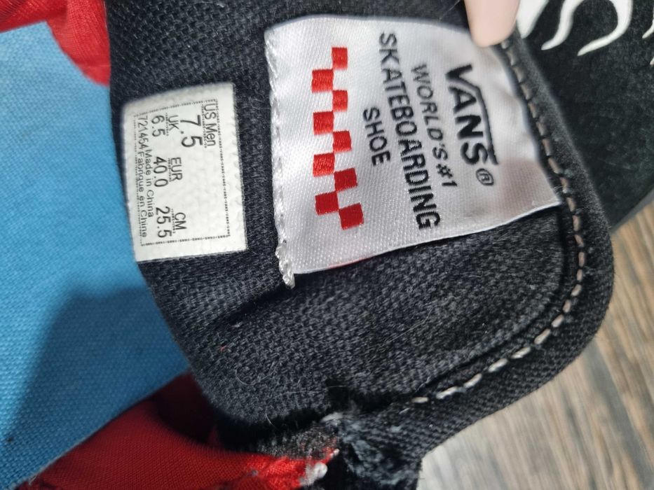 Vand incaltaminte Vans marimea 38.5 mov si 40 neagra