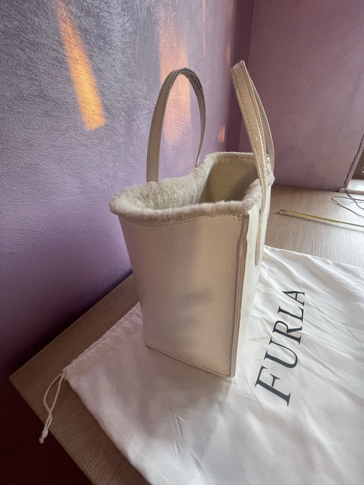 Furla-среден към голям размер
