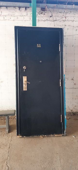 Есік сатылады Дверь продаётся.