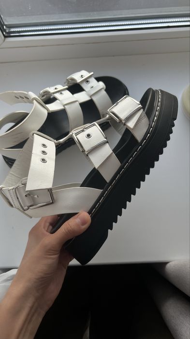 Продам босоножки Basconi и сандали Bershka
