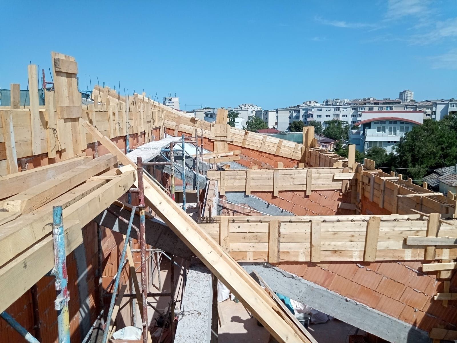 Construcții la roșu și renovări