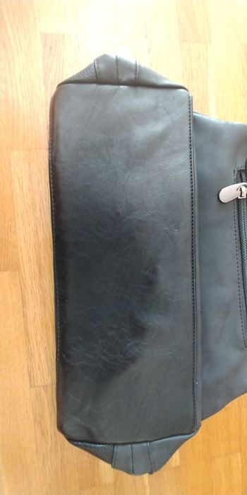 Трапецовидна черна чанта