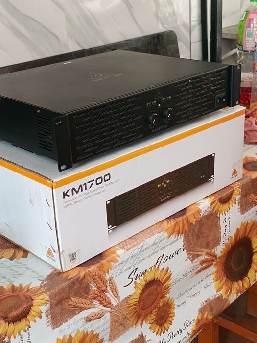 Amplificator Behringer KM 1700, ca nou.