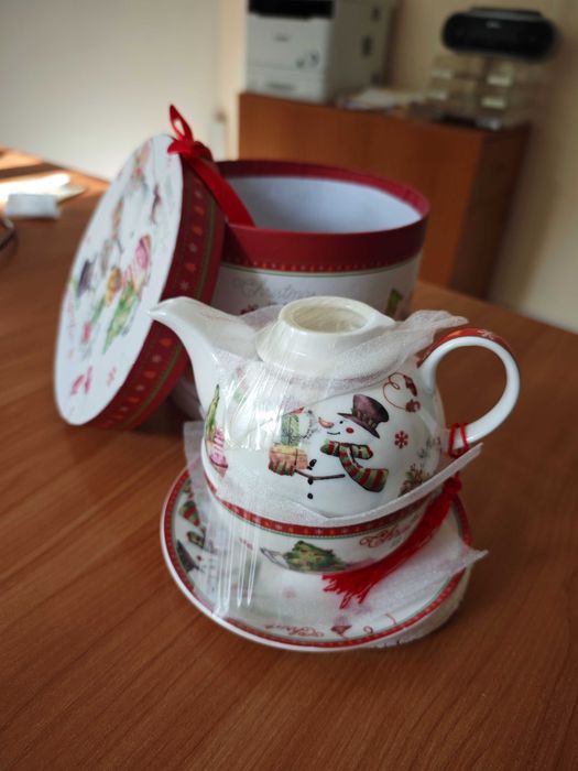 Коледен комплект - чайник, чаша и чинийка