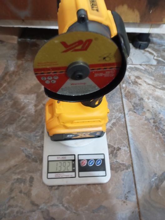 Mini flex dewalt cu baterie de 6A