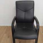 Scaune comode, piele ecologica neagra.