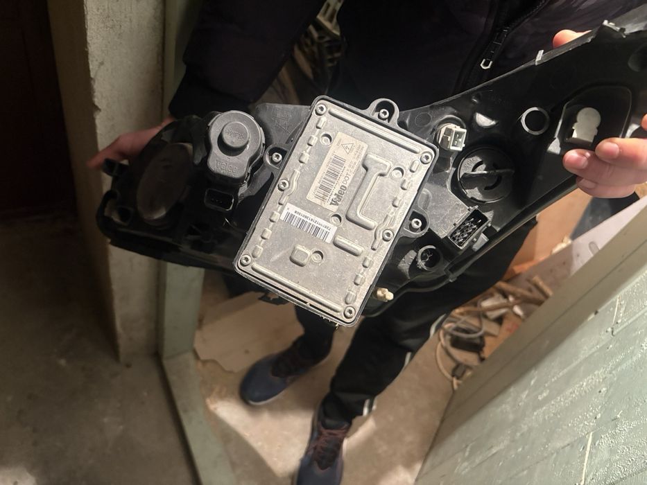 Фар citroen C4 със ксенон и крушки.