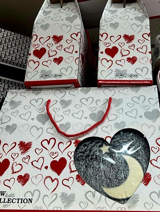 Подарочные коробки и пледы