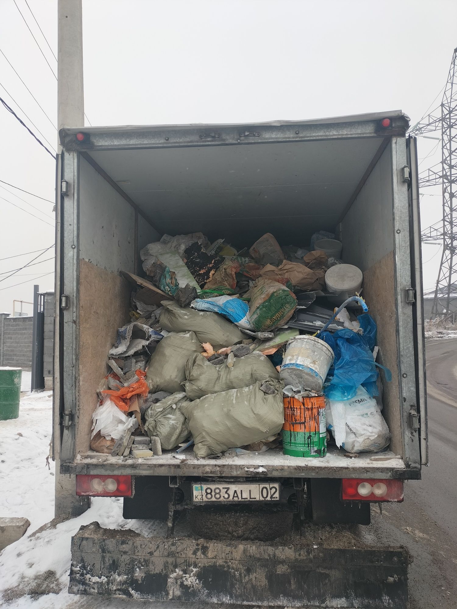 Вывоз веток строительный мусора хламов на свалку