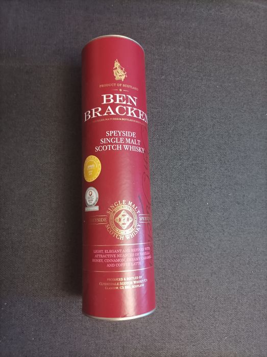 Кутия от руска водка и кутии от уиски