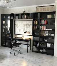 Комплект мебели : шкаф - стеллаж , стол письменный , картина.