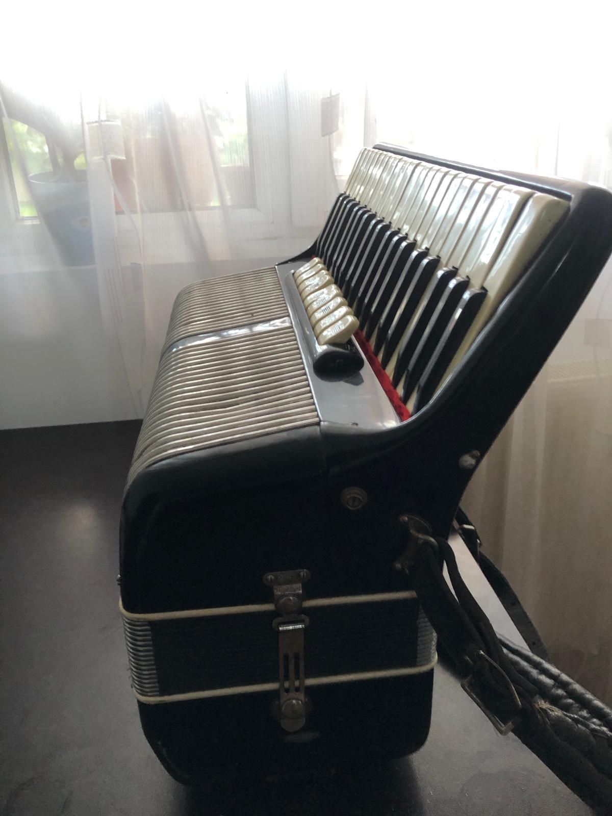 Vând acordeon Italian