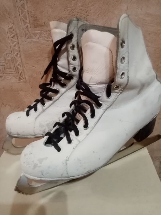 Фигурные коньки разм 36,5 (23,5)23,5