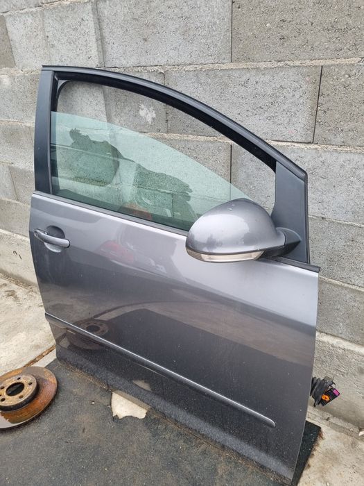 Vând ușă dreapta față completă  fără oglindă  VW golf5 plus