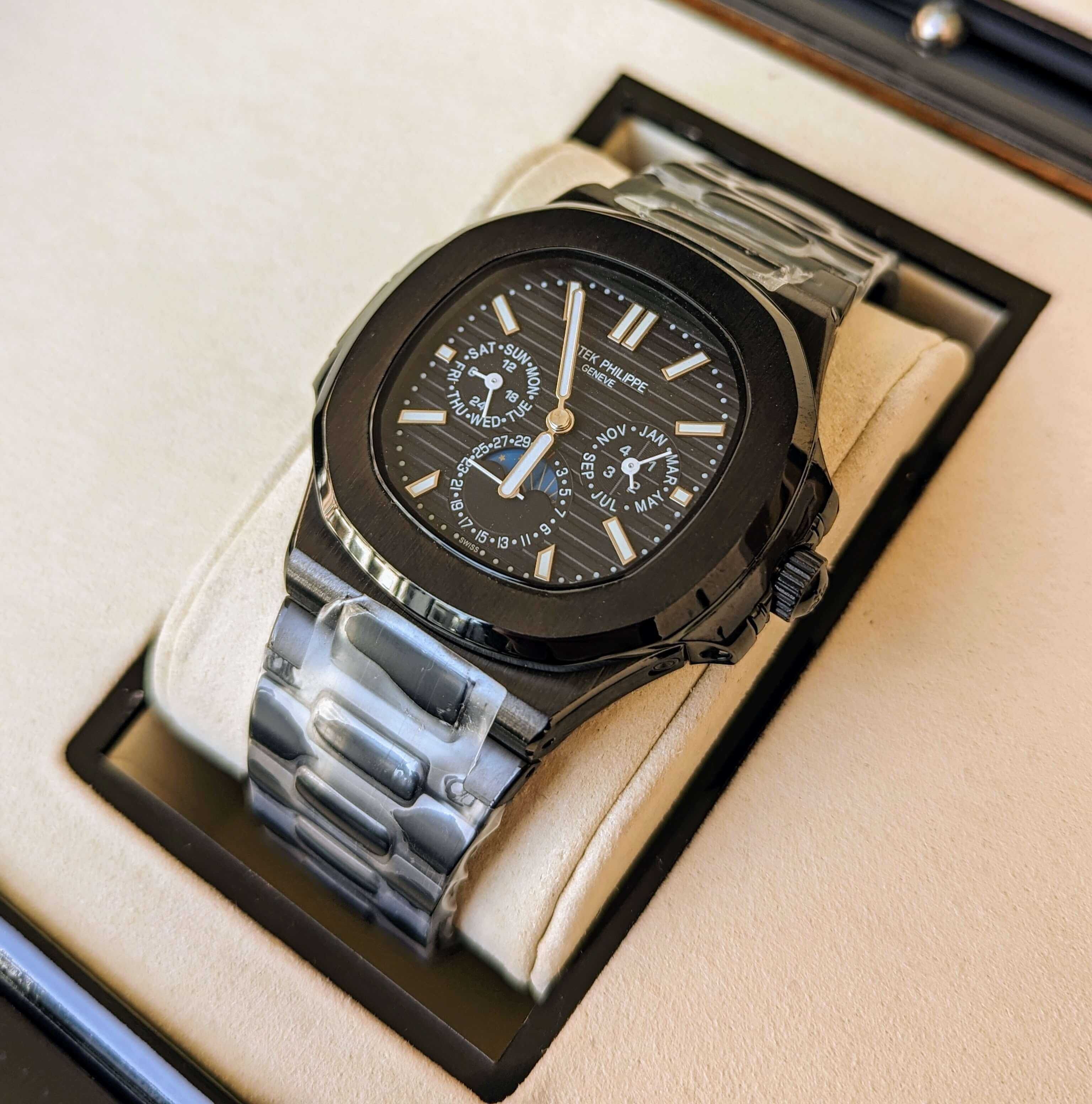 Patek Philippe Nautilus Perpetual Calendar cu mecanism automat