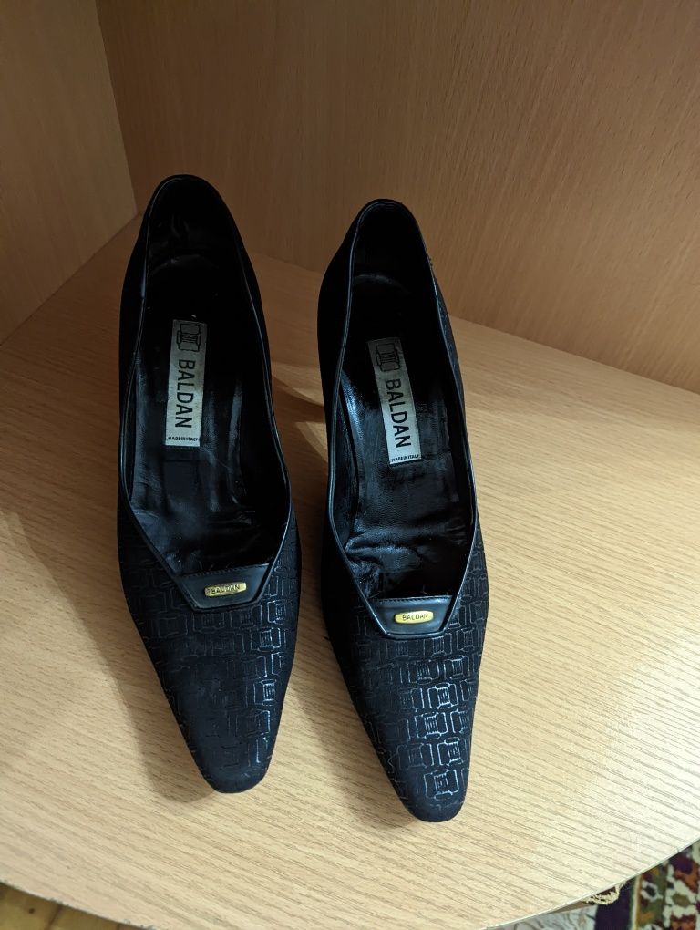 Продам фирменные испанские туфли-классика